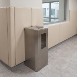 Fontaine inox sécurisée avec robinet rince-bouche anti-pendaison et poussoir encastré