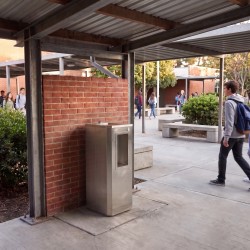 Fontaine à eau inox sur pied avec niche intégrée pour remplissage de bouteilles en collectivités