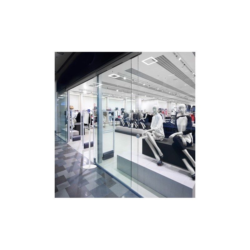 Dispensador de gel desinfectante sobre soporte para la detección de la entrada a la tienda