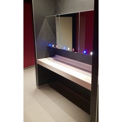 Módulos de espejos para instalaciones sanitarias públicas de diseño limpio, ideales para un uso intensivo
