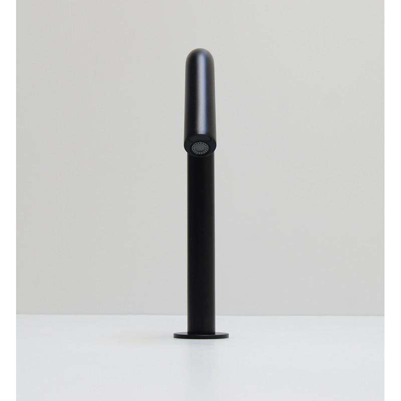 ONE Grifo electrónico con caño de 35° para lavabo, estilo limpio