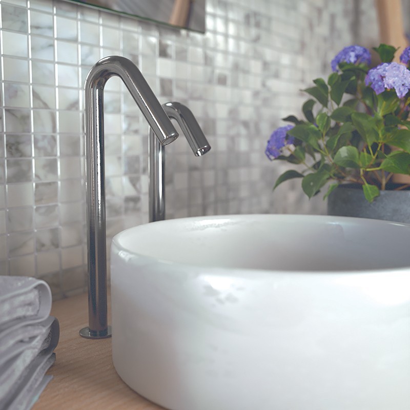 High-rise automatic soap dispenser for countertop basins