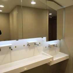Sèche-mains à intégrer derrière miroir avec buse verticale inox Sèche-mains à intégrer derrière miroir avec buse verticale inox