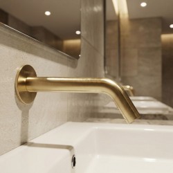 Grifo electrónico mural con acabado PVD dorado mate Grifo electrónico mural con acabado PVD dorado mate