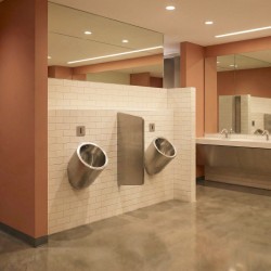 Urinario de acero inoxidable antivandálico para colectividades