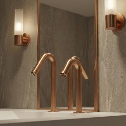 Distributeur de savon design épuré finition PVD Cuivre, réservoir dissimulé, et robinet assorti