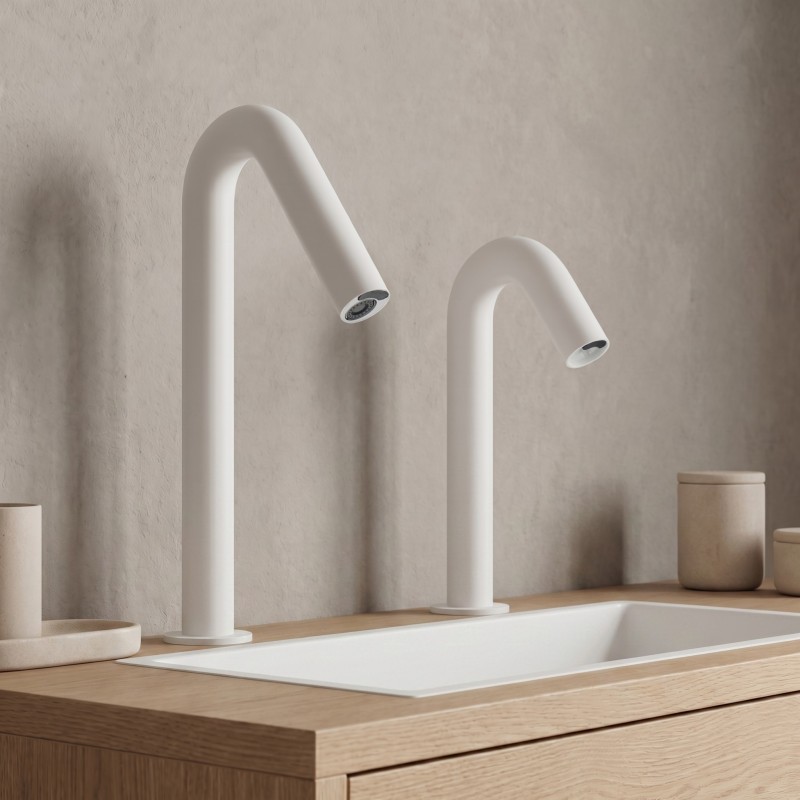 Parfaite hygiène des mains avec distributeur de savon et robinet sans contact ONE finition blanc mat
