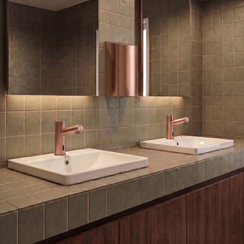 Functional elegance of the ELITE automatic faucet in copper PVD finish