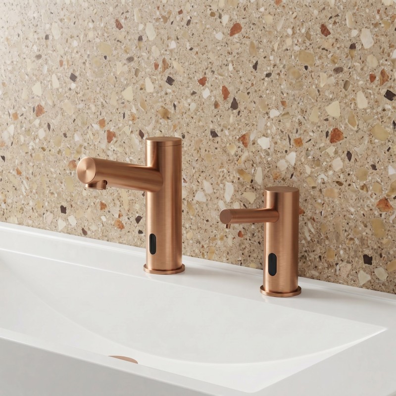 Distributeur de savon ELITE finition PVD cuivre et robinet sans contact pour l'hygiène des mains avec élégance