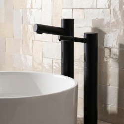 Mitigeur surélevé ELITE sans contact noir mat et distributeur de savon design assorti