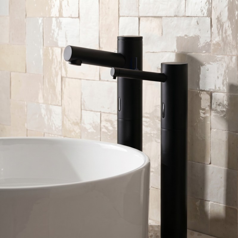 Mitigeur surélevé ELITE sans contact noir mat et distributeur de savon design assorti