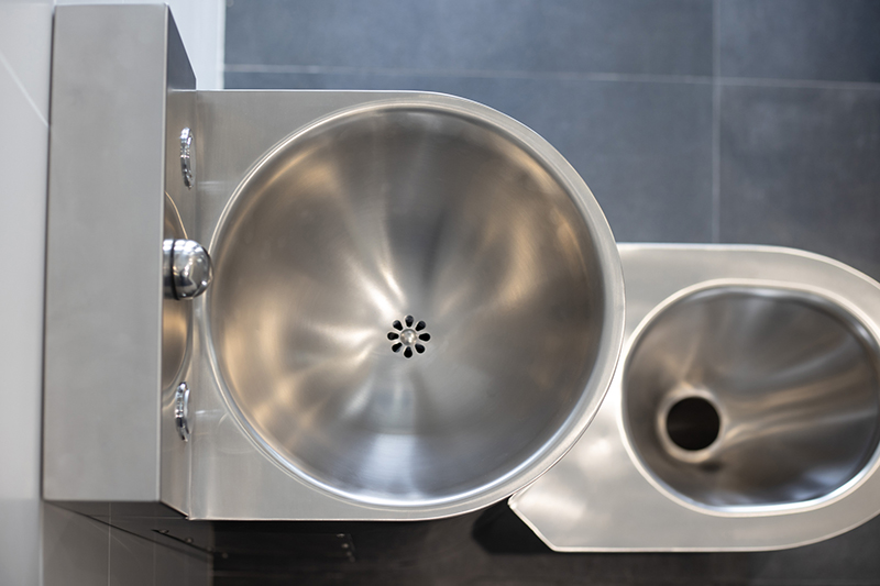 Combiné WC lavabo inox gain de place et antivandalisme