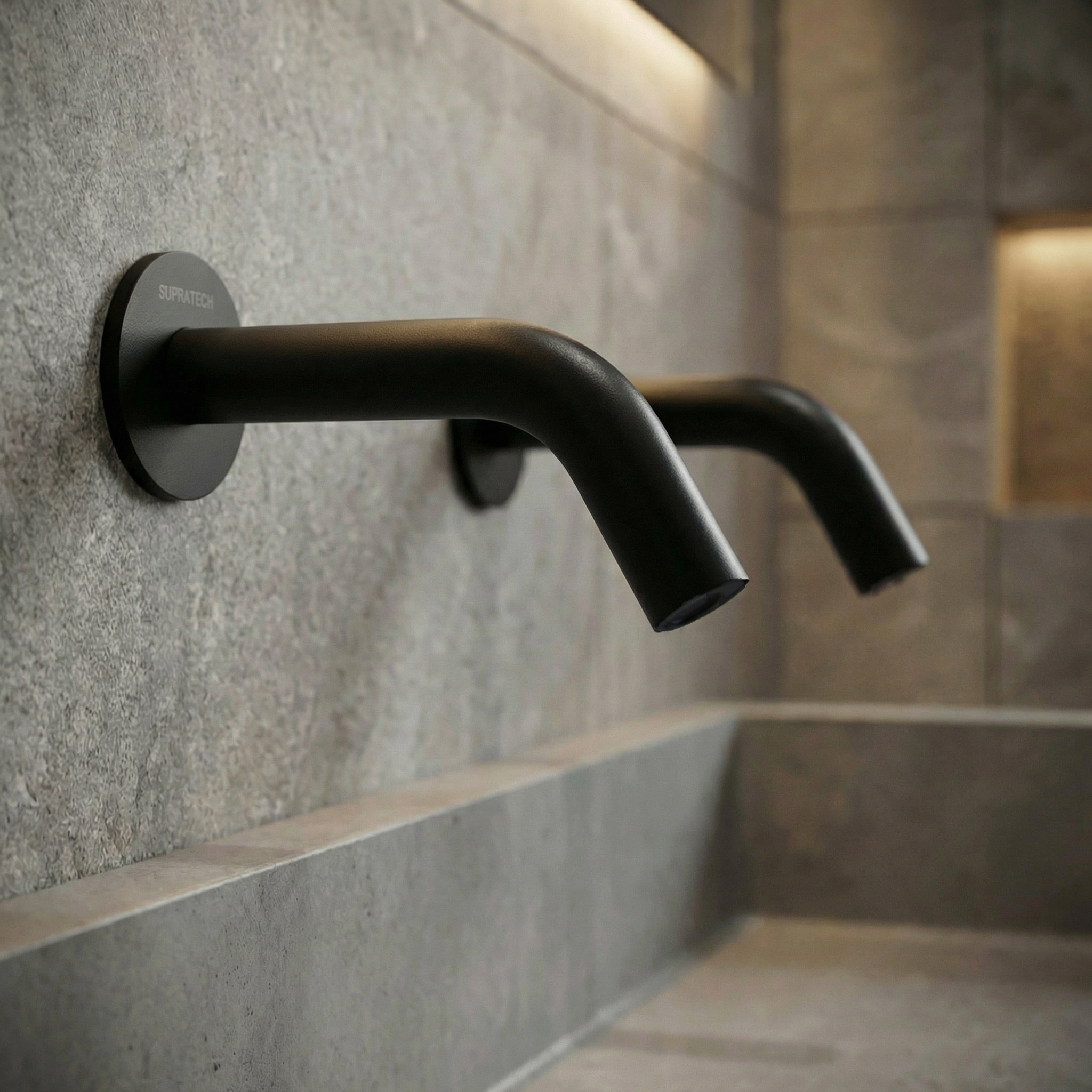 Grifo automático mural EXTREME WS en negro mate, en dúo con dispensador de jabón